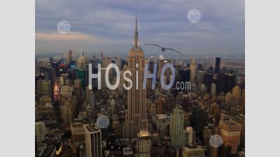 Le Coeur De Manhattan, L'empire State Building à New York City Vue Aérienne De Drone Le Jour Nuageux Pluvieux Hq