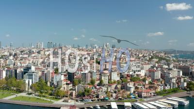 Beyoglu, Istanbul établissant Une Photo Avec Un Beau Ciel Bleu Clair Et La Tour De Galata Sur Le Bord De L'eau Du Bosphore, Une Diapositive Aérienne Lente à Droite - Drone Vidéo