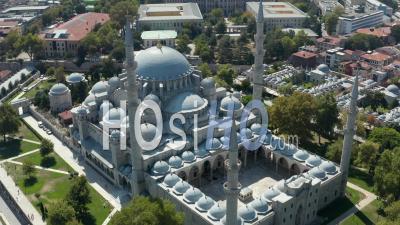 Circulant Lentement Autour De La Mosquée Süleymaniye à Istanbul Avec Un Environnement Verdoyant, Une Diapositive Aérienne épique à Gauche - Séquence Vidéo Par Drone