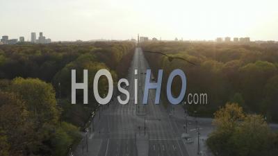Aerial Strasse Des 17. Juni In Berlin, Germany Towards Victory Column Empty Because Of Coronavirus Covid 19 Pandemic In Beautiful Sunset Light - Video Drone Footage