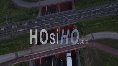 Vue Aérienne D'oiseaux De L'autoroute Autoroute Au Coucher Du Soleil 4k - Vidéo Par Drone