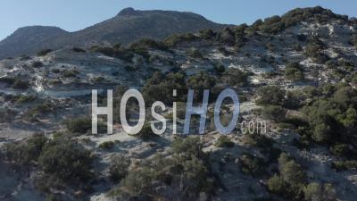 Aérienne Au-Dessus De Milos, île De Grèce, Sol Désertique Sec 4k - Séquence Vidéo Par Drone
