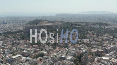 Large Prise De Vue Sur Athènes, Grèce Avec Vue Sur L'acropole Et L'océan à La Lumière Du Jour D'été 4k - Séquence Vidéo Par Drone