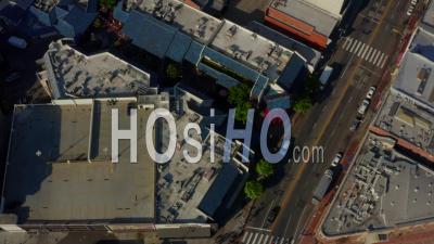 Vue à Vol D'oiseau Du Centre-Ville De Los Angeles L'inclinaison Jusqu'à L'horizon Dans La Belle Lumière Du Jour, 4k - Vidéo Aérienne Par Drone