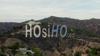 Griffith Observatory With Flight Over Hollywood Hills In Daylight, Los Angeles, California, Cloudy 4k - Video Drone Footage