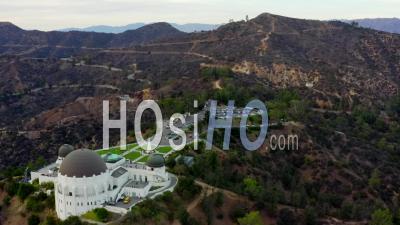 Sur L'observatoire Griffith Avec Hollywood Hills à La Lumière Du Jour, Los Angeles, Californie, Nuageux 4k - Vidéo Par Drone