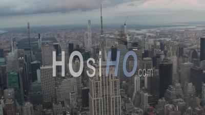 Aerial Circling View Of The Top Of The Empire State Building On A Cloudy Day With New York City Skyline In The Background 4k - Video Drone Footage