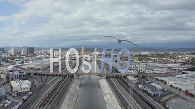 Rivière Los Angeles Avec De L'eau Sur Un Ciel Couvert Nuageux à Côté Des Voies De Train 4k - Vidéo Aérienne Par Drone
