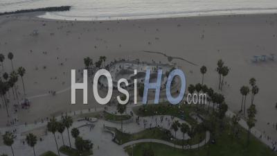 Voler Vers Le Skatepark De Venice Beach Avec Des Visiteurs Et Des Palmiers, Coucher De Soleil, Los Angeles, Californie 4k - Vidéo Par Drone