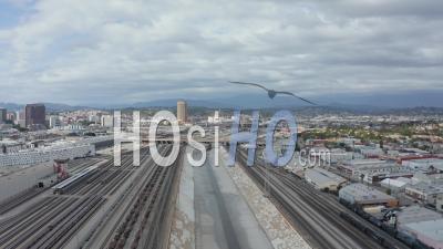 Rivière Los Angeles Avec De L'eau Sur Un Ciel Couvert Nuageux à Côté Des Voies De Train 4k - Vidéo Aérienne Par Drone