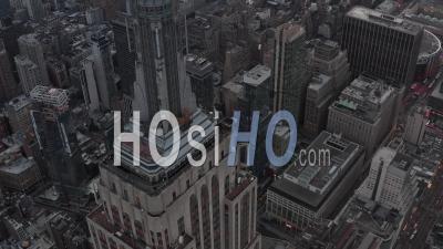 Aerial Close Up View Of Tourists Walking At The Top Of Empire State Building With Office Buildings In The Background 4k - Video Drone Footage