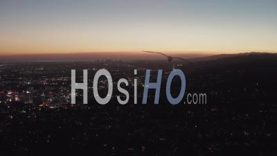 Vue à 180 Degrés Sur Les Collines D'hollywood La Nuit Avec Vue Sur Le Centre-Ville De Los Angeles, Lumières De La Ville 4k - Vidéo Aérienne Par Drone