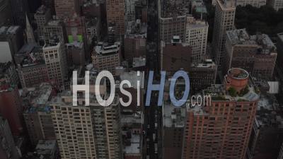 Aerial Dolly View Of Skyscraper Rooftops And Urban City Center Traffic Below In Manhattan, New York City 4k - Video Drone Footage