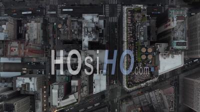 Birds Eye Top Down Aerial View Of People In The Skyscraper Rooftop Restaurant And Street Traffic In The Streets Below In Manhattan, New York City 4k - Video Drone Footage