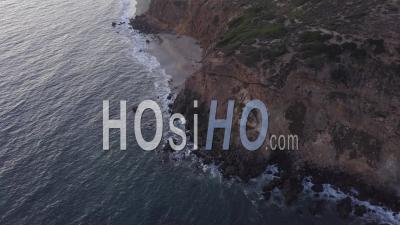 Vol Au-Dessus De Malibu, Californie Vue Sur La Ligne De Rivage De La Plage De L'océan Pacifique Au Coucher Du Soleil Avec Falaise De Montagne Dans Une Belle 4k - Vidéo Par Drone