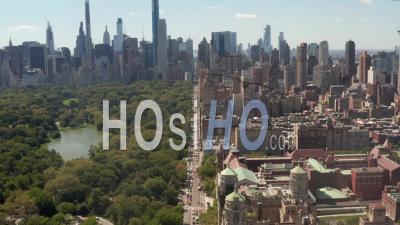Vol Au-Dessus De La Belle Rue De New York à Central Park Le Jour D'été Ensoleillé 4k - Vidéo Par Drone