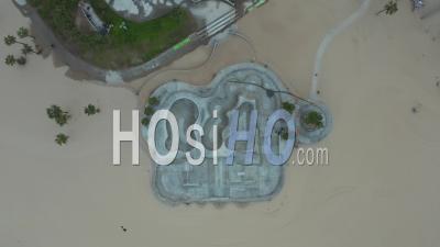 Vue Aérienne Sur Venice Beach Skate Park, Los Angeles, Californie Nuageux 4k - Vidéo Par Drone