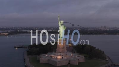 Encerclant La Statue De La Liberté Magnifiquement éclairée Dans La Lumière Du Matin 4k New York City - Vidéo Par Drone