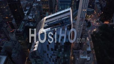 Gros Plan Encerclant Le Nouveau Gratte-Ciel De Manhattan Au Coucher Du Soleil Avec Des Feux De Circulation Dans Une Belle 4k - Vidéo Aérienne Par Drone