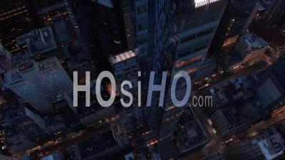 Regardant Vers Le Bas Un énorme Gratte-Ciel De New Manhattan Au Coucher Du Soleil Avec Des Feux De Circulation Dans Une Belle 4k - Drone Vidéo