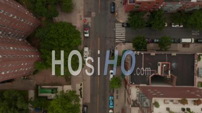 Vue Aérienne De Haut En Bas De La Vie Quotidienne Dans Les Rues Des Quartiers Résidentiels De New York City 4k - Vidéo Par Drone