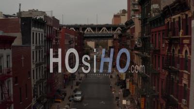 Vue Aérienne Entre Les Bâtiments Résidentiels Du Mode De Vie Quotidien Des Personnes Dans Le Quartier Chinois De New York City 4k - Drone Vidéo