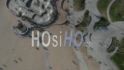 Oiseaux Aériens Vue Vol Au-Dessus De Venice Beach Skatepark Avec Palmiers Et Belles Ombres Ensoleillées, Los Angeles Californie 4k - Vidéo Par Drone