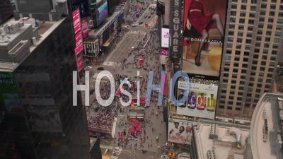 Foule Sur Times Square Et Les Rues Environnantes Vides à New York City 4k - Vidéo Par Drone