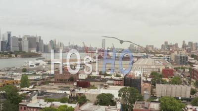 Prise De Vue Aérienne à Basse Altitude Des Entrepôts Du Port, Des Grues Et Des Infrastructures De Transport Dans Le Port De New York City 4k - Vidéo Par Drone
