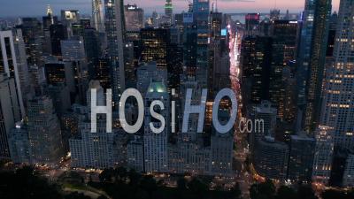 Skyline De Manhattan De Nuit Avec Les Lumières De La Ville Clignotantes à New York City à Central Park Dans Une Belle 4k - Drone Vidéo