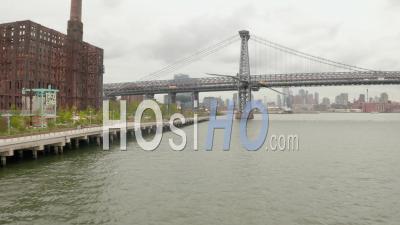 Vol Vers Le Pont De Williamsburg Côté De Brooklyn à New York Par Jour Nuageux 4k - Vidéo Aérienne Par Drone