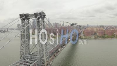 Vol Au-Dessus Du Pont De Williamsburg Côté De Manhattan Avec Les Toits De La Ville De New York Au Jour Nuageux 4k - Vidéo Aérienne Par Drone