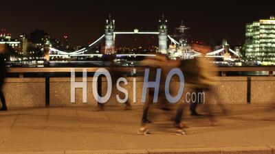 Time-Lapse Des Banlieusards Sur Le Pont De Londres La Nuit