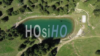 Vue Aérienne Du Lac Vert à La Plagne En Savoie Filmé Par Drone - Vidéo Drone