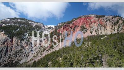Formation Géologique Des Roches Rouges Du Val-Des-Prés Dans La Vallée De La Clarée, Vidéo Par Drone