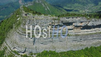 Fort Saint-Eynard Surplombant La Ville De Grenoble, France, Vidéo Par Drone