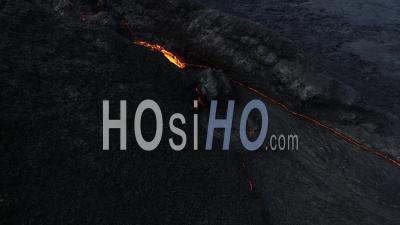 Vue Drone Au-Dessus De La Coulée De Lave Pendant L'éruption à Geldingadalur, Au Sud-Ouest De L'islande
