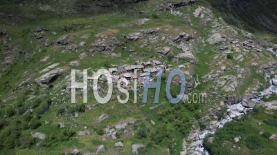 L'Écot, Un Village De Montagne De La Haute Vallée De La Maurienne, Vu Depuis Un Drone