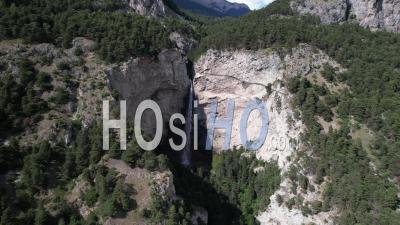 Cascade De Saint-Benoit, 90 Mètres De Haut, Entre Avrieux Et Aussois En Maurienne,Vidéo Par Drone