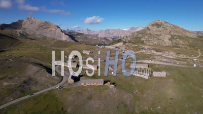 Caserne Militaire Au Col De Granon, Hautes-Alpes, France, Vidéo Par Drone