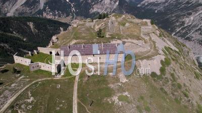 Fort De L'olive Sur Son Rocher Surplombant La Vallée De La Clarée, Hautes-Alpes, France, Vidéo Par Drone