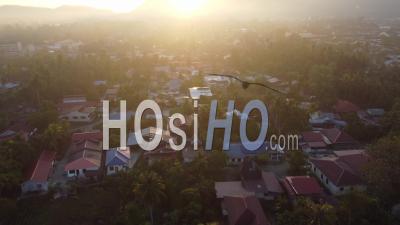 Vue Aérienne D'un Village Rural à Sunny - Vidéo Par Drone