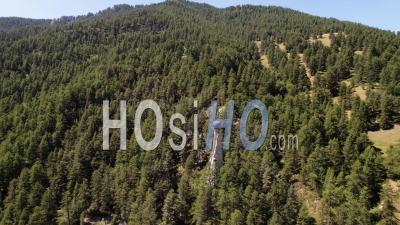 Formation Rocheuse Hoodoo Dans Les Alpes Du Sud - Vidéo Par Drone
