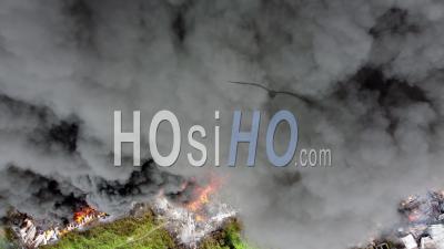 Construire En Feu. Massive Large Flame Blast - Vidéo Par Drone