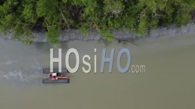 Déplacement D'une Pelle Amphibie à Vue De Haut En Bas Sur Une Rivière - Vidéo Par Drone