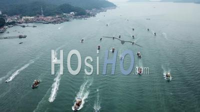 Des Centaines De Bateaux De Pêche En Procession Célèbrent La Célébration De La Déesse De La Mer Mazu - Vidéo De Drones