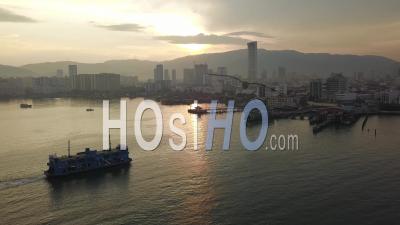 Un Ferry Arrive Au Terminal Des Ferries De Penang, Patrimoine Mondial De L'unesco, Georgetown - Vidéo De Drones