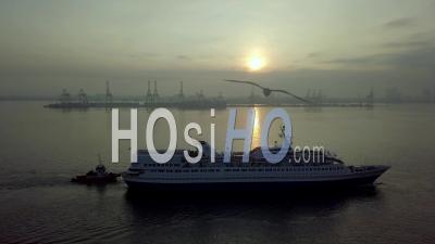 Leisure World Cruise Arrive Penang - Vidéo Par Drone