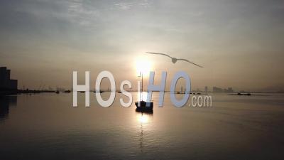 Volez Vers Le Yacht Avec Fond De Lumière Du Soleil Près De La Mer à Jelutong. - Vidéo Aérienne Par Drone