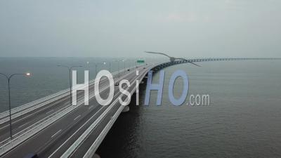 La Circulation Automobile Au Deuxième Pont De Penang Sultan Abdul Halim Muadzam Shah Bridge. - Vidéo Aérienne Par Drone